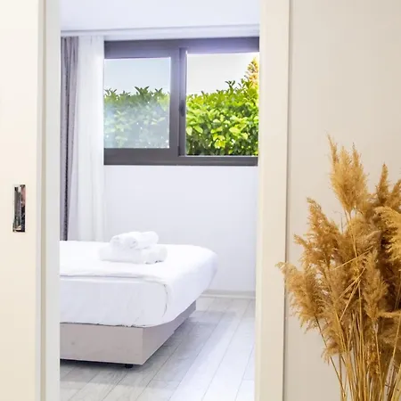 Apartment Flat With Shared Pool Close To The Beach In